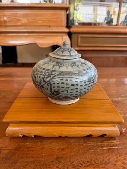 ผอบใหญ่สังคโลกลายปลาและเครือวัลย์