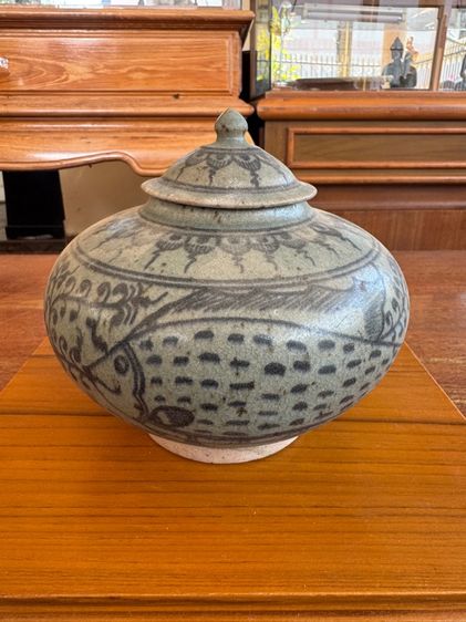 ผอบใหญ่สังคโลกลายปลาและเครือวัลย์ รูปที่ 2