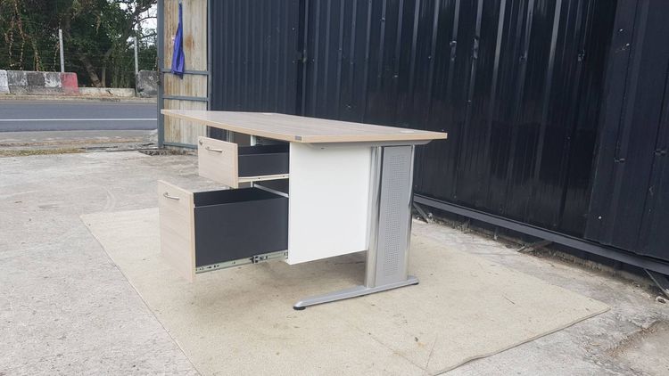 โต๊ะทำงาน 2 ลิ้นชัก ขาเหล็ก ท็อปไม้ สีน้ำตาลอ่อน ยี่ห้อ Logica  รูปที่ 6