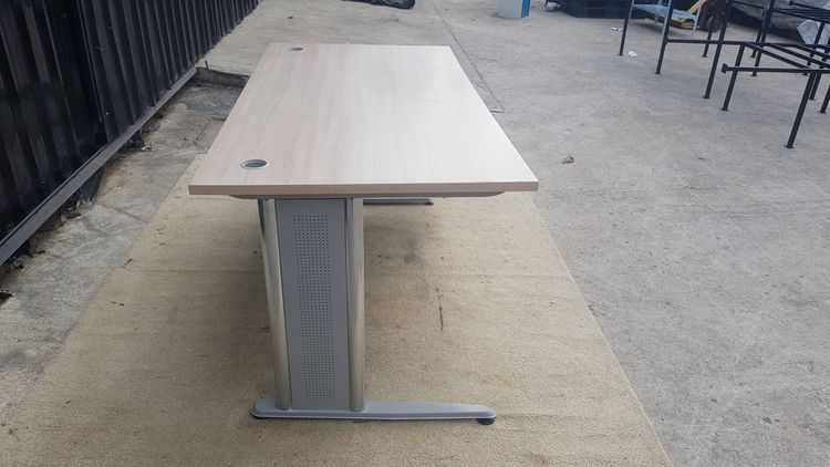 โต๊ะทำงาน 2 ลิ้นชัก ขาเหล็ก ท็อปไม้ สีน้ำตาลอ่อน ยี่ห้อ Logica  รูปที่ 13