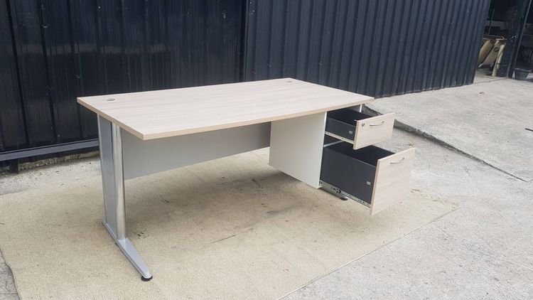 โต๊ะทำงาน 2 ลิ้นชัก ขาเหล็ก ท็อปไม้ สีน้ำตาลอ่อน ยี่ห้อ Logica  รูปที่ 3