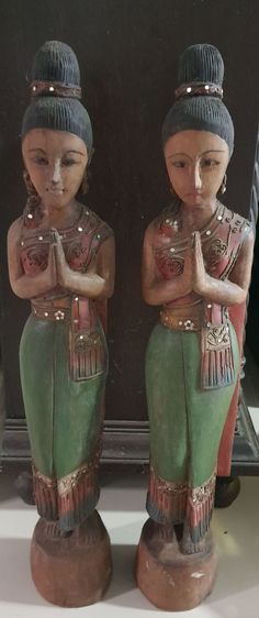 หุ่นไม้ สวัสดี ของเก่าโบราณ สูง25" ขายเป็นคู่ (ซื้อแล้วไม่รับเปลี่ยน หรือ คืน ทุกกรณี) ไม่มีเก็บเงินปลายทาง สนใจทักแชทค่ะ ขอบคุณค่ะ🙏