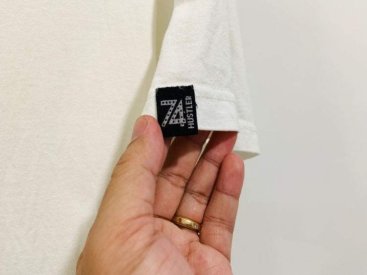 เสื้อยืด HUSTLER made in USA 🇺🇸 แท้ 💯 size XL อก 22.5 ยาว 28.5 นิ้ว สภาพดีมาก ทรงสวย ลายสวย เนื้อผ้านิ่มมาก หายากน่าสะสมครับ รูปที่ 3