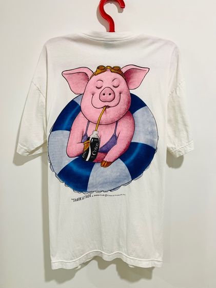 ขาว อื่นๆ แขนสั้น อื่นๆ อื่นๆ เสื้อยืดวินเทจรุ่นเก่า แท้ 💯 size XL วัดจริง อก 22.5 ยาว 28.5 นิ้ว สภาพดีมาก ลายสวย ทรงสวย เนื้อผ้านิ่มมาก หายากน่าสะสมครับ