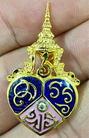 เข็มกลัดที่ระลึก อนุสรณ์ 100 ปี วันสวรรคตรัชกาลที่ 6 วันประสูติสมเด็จฯ เจ้าฟ้าเพชรรัตนฯ และวันสถาปนาพระนางเจ้าสุวัทนา พระวรราชเทวี