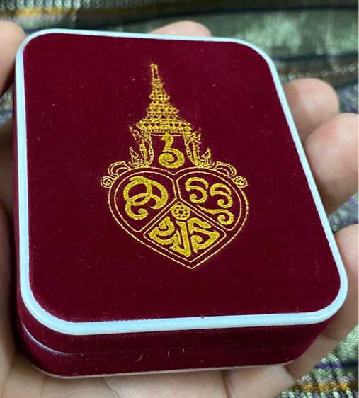 เข็มกลัดที่ระลึก อนุสรณ์ 100 ปี วันสวรรคตรัชกาลที่ 6 วันประสูติสมเด็จฯ เจ้าฟ้าเพชรรัตนฯ และวันสถาปนาพระนางเจ้าสุวัทนา พระวรราชเทวี รูปที่ 6