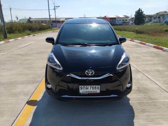 รถ Toyota Sienta 1.5 V สี ดำ