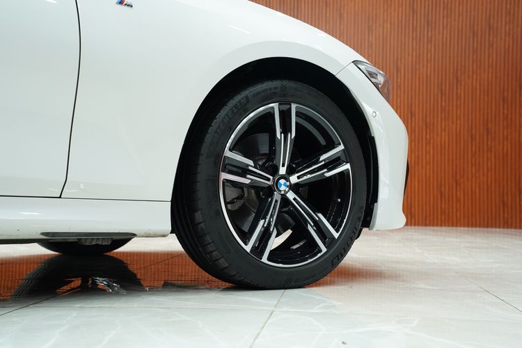 BMW Series 3 2022 330Li Sedan เบนซิน เกียร์อัตโนมัติ ขาว รูปที่ 4