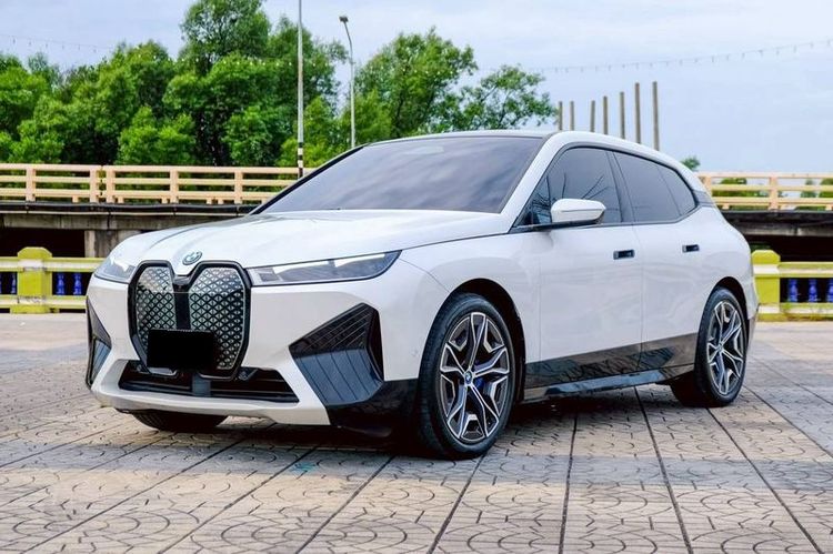 รถ BMW iX xDrive40 Sport สี ขาว