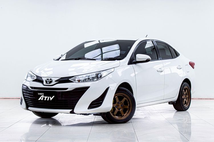 รถ Toyota Yaris ATIV 1.2 E สี ขาว