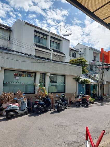 มีบางส่วน ขายทาวน์เฮ้าส์ 3 ชั้น 75 ตรว. 500 ตร.ม. อยู่ในบริษัทการบินไทย สำนักงานใหญ่ ย่านวิภาวดีรังสิต จตุจักร เหมาะแก่การ ทำธุรกิจ ราคาถูกมาก