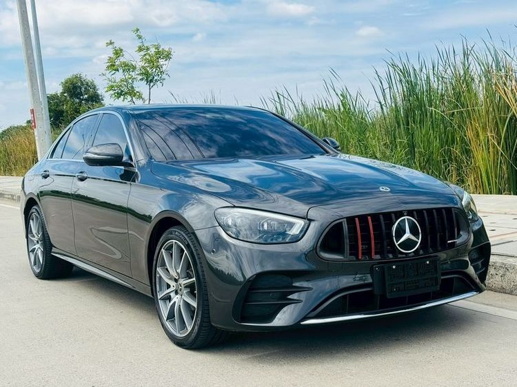 Mercedes-Benz E-Class 2023 E300 Sedan ปลั๊กอินไฮบริด (PHEV) เกียร์อัตโนมัติ ดำ รูปที่ 3