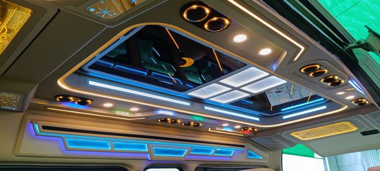 รถ Toyota Commuter 3.0 สี ขาว