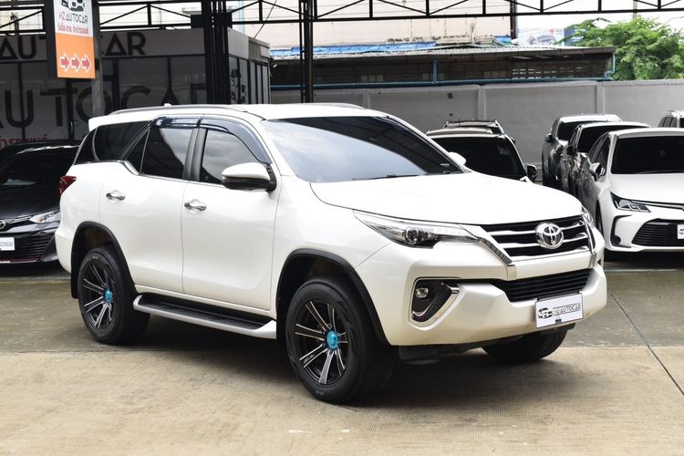 รถ Toyota Fortuner 2.4 V สี ขาว