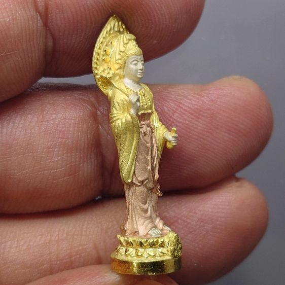 พระโพธิสัตว์อวโลกิเตศวร เนื้อเงินสามกษัตริย์ "เจ้าแม่กวนอิม รุ่นฉลองปีกาญจนาภิเษก ปี2540 รูปที่ 3