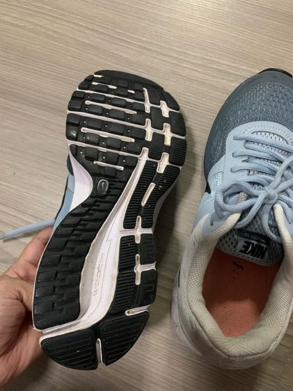 รองเท้าผ้าใบของ Nike แท้ๆ รูปที่ 3