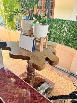 โต๊ะไม้แท้ประดับบ้าน