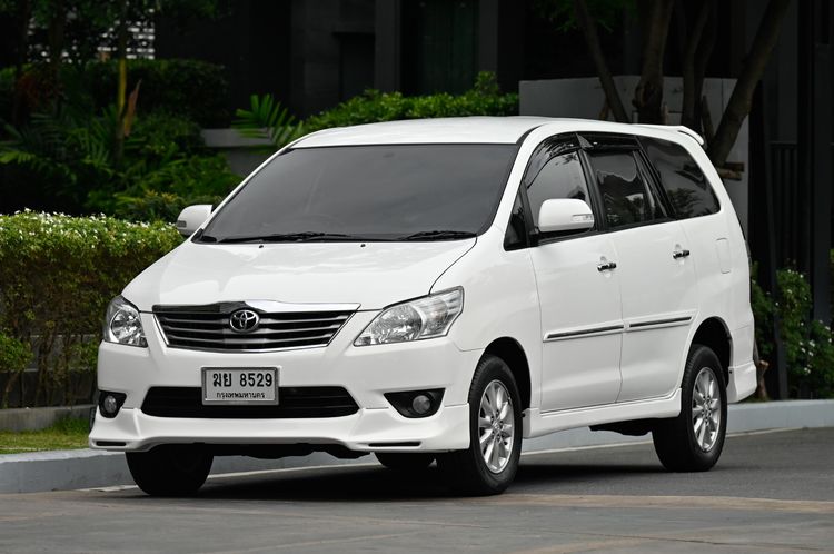 รถ Toyota Innova 2.0 V สี ขาว