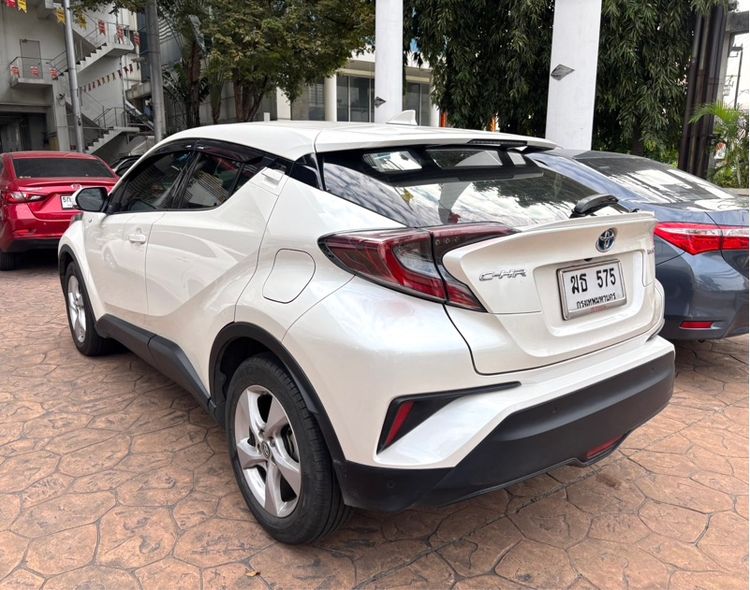 Toyota C-HR 2018 1.8 HV Hi Sedan ไฮบริด เกียร์อัตโนมัติ ขาว รูปที่ 3