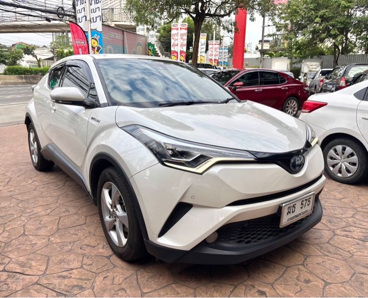 Toyota C-HR 2018 1.8 HV Hi Sedan ไฮบริด เกียร์อัตโนมัติ ขาว รูปที่ 2
