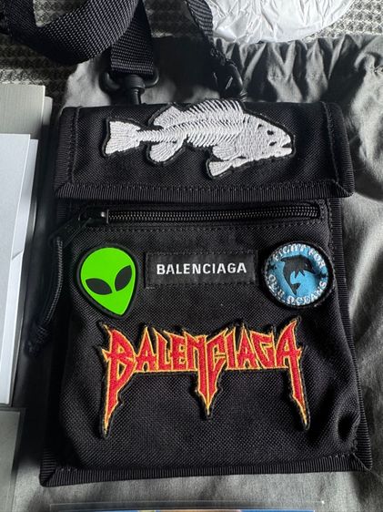 ส่งต่อ Balenciaga Black Nylon Explorer Pouch Patches Crossbody Bag  รูปที่ 3