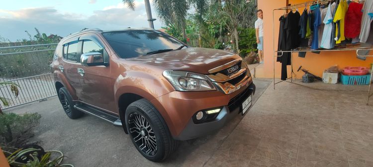 รถ Isuzu MU-X 3.0 สี น้ำตาล