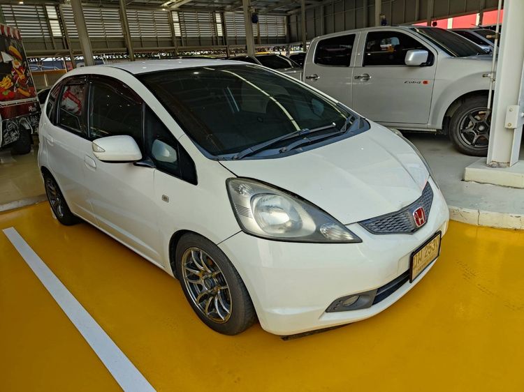 รถ Honda Jazz 1.5 V สี ขาว