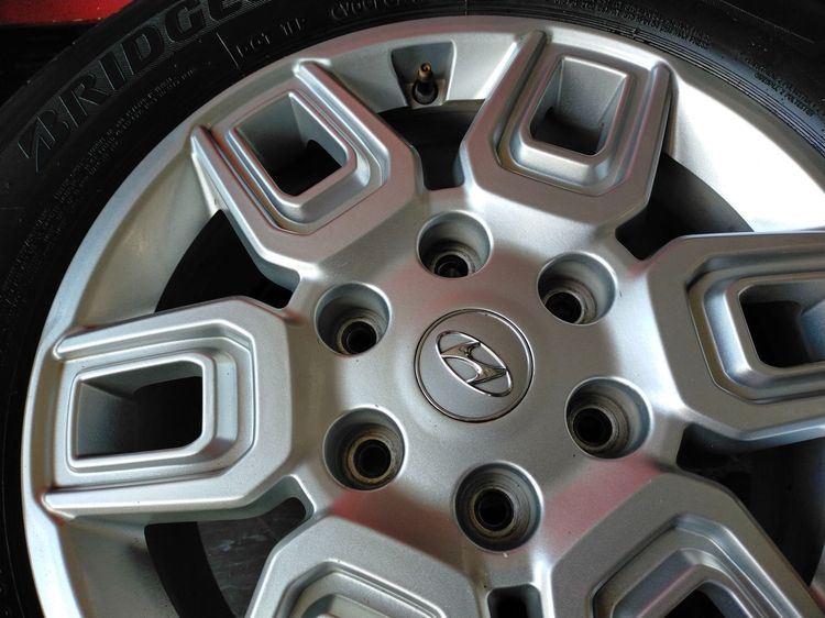 แม็กฮุนได ขอบ 17 พร้อมยางบริสโตน 235 60 17 ปี24 แม็กสีเดิมยางสวยทุกเส้นใส่ฮุนได h1 รูปที่ 5