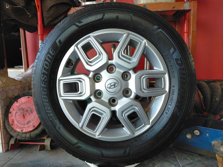 แม็กฮุนได ขอบ 17 พร้อมยางบริสโตน 235 60 17 ปี24 แม็กสีเดิมยางสวยทุกเส้นใส่ฮุนได h1 รูปที่ 3