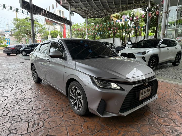 รถ Toyota Yaris ATIV 1.2 Sport สี บรอนซ์เงิน