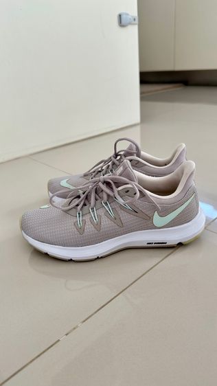 รองเท้ามือสองรองเท้ากีฬา