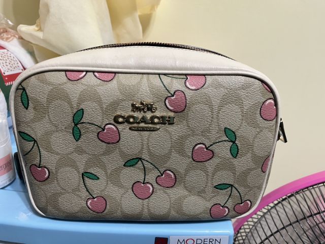 กระเป๋า Coach ลายเชอร์รี่ มือสองแม่ค้าใช้เอง สภาพดี สอบถามเพิ่มเติมได้ค่ะ รูปที่ 3