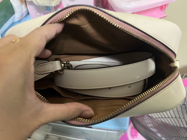 หญิง เนื้อ กระเป๋า Coach ลายเชอร์รี่ มือสองแม่ค้าใช้เอง สภาพดี สอบถามเพิ่มเติมได้ค่ะ