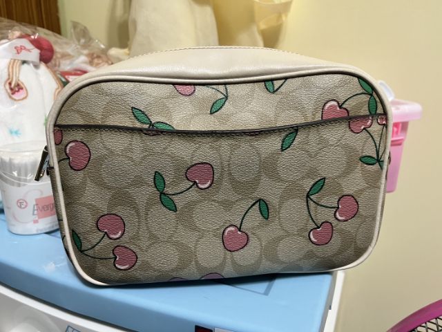 กระเป๋า Coach ลายเชอร์รี่ มือสองแม่ค้าใช้เอง สภาพดี สอบถามเพิ่มเติมได้ค่ะ รูปที่ 2