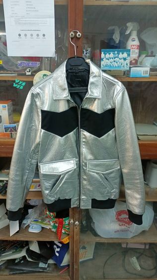 แจ็คเก็ตหนังเทียมสีเงินทรงไบเกอร์สำหรับผู้ชายจาก ZARA มือสอง
