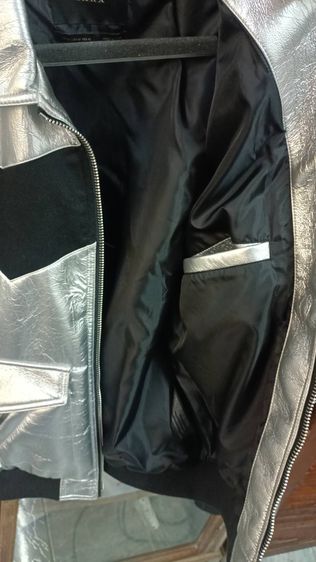 แจ็คเก็ตหนังเทียมสีเงินทรงไบเกอร์สำหรับผู้ชายจาก ZARA มือสอง รูปที่ 5