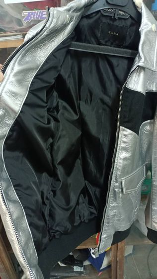 แจ็คเก็ตหนังเทียมสีเงินทรงไบเกอร์สำหรับผู้ชายจาก ZARA มือสอง รูปที่ 4