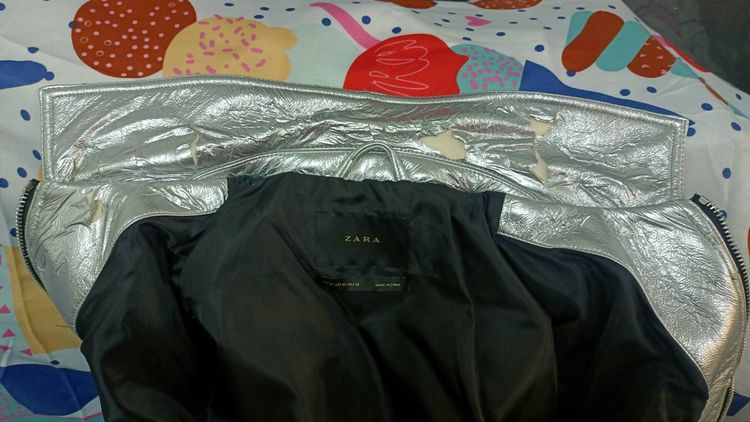 แจ็คเก็ตหนังเทียมสีเงินทรงไบเกอร์สำหรับผู้ชายจาก ZARA มือสอง รูปที่ 6