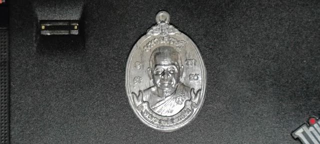 หลวงพ่อเเม้น เหรียญมหาเศรษฐี  ยันต์จาร มือ ให้พิเศษ ปี 2553 รูปที่ 2