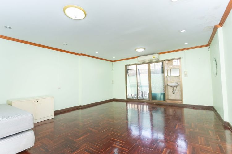 อื่นๆ มีบางส่วน สร้างเสร็จก่อน 2010 ทาวน์เฮ้า3ชั้น