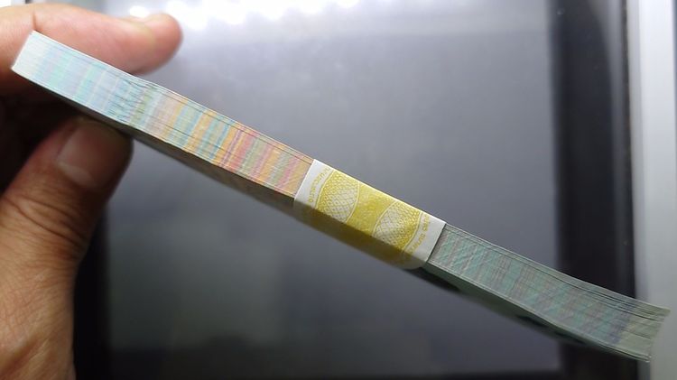 ธนบัตรยกแหนบ 100 ใบ "ไม่เรียงเลข ธนบัตร 50 บาท แบบ15 รุ่น2 (ธนบัตรกระดาษ) พ.ศ.2547 ไม่ผ่านใช้ รูปที่ 4