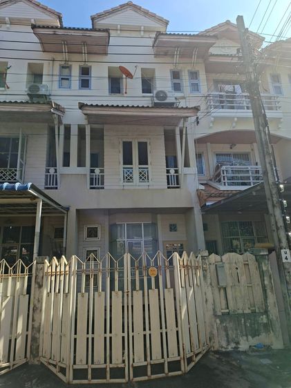 ขายทาวน์โฮม3ชั้นตามสภาพ อายุประมาณ20ปี หมู่บ้านริมสวนดอนเมือง ซอยประชาอุทิศ12 ใกล้วัดเทพนิมิตต์