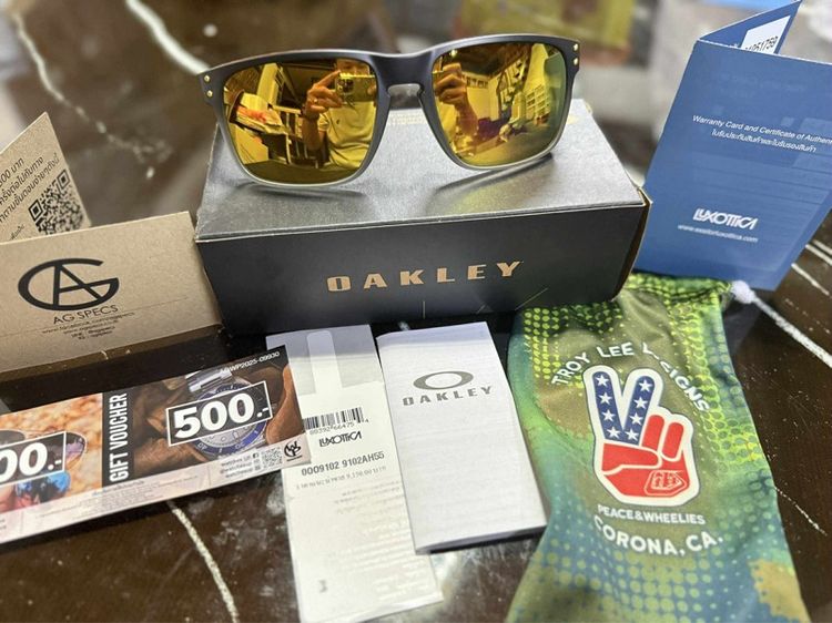 แว่นตากันแดด แว่นตา Oakley รุ่นลิมิเต็ท -troyleeดีไซน์