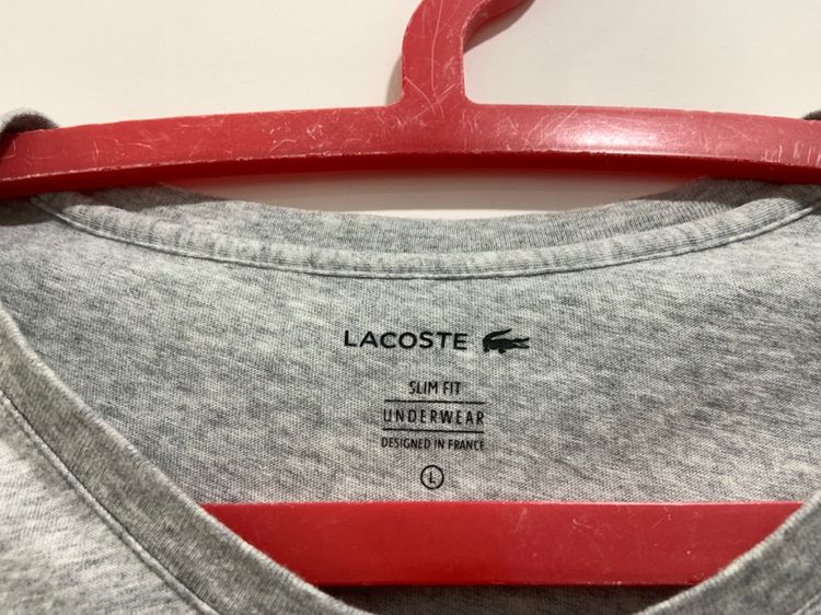 เสื้อยืด LACOSTE แท้ 💯 size L ขนาดอก 21 ยาว 27.5 นิ้ว สภาพใหม่มาก สีเทาทรงสวย เนื้อผ้านิ่มมาก หายากน่าสะสมครับ รูปที่ 3