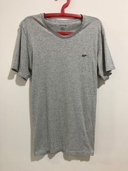อื่นๆ แขนสั้น อื่นๆ อื่นๆ เสื้อยืด LACOSTE แท้ 💯 size L ขนาดอก 21 ยาว 27.5 นิ้ว สภาพใหม่มาก สีเทาทรงสวย เนื้อผ้านิ่มมาก หายากน่าสะสมครับ