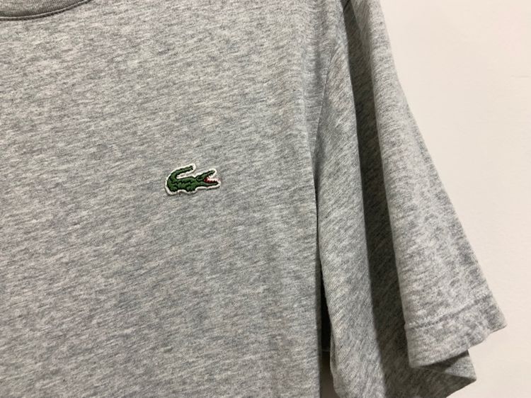 เสื้อยืด LACOSTE แท้ 💯 size L ขนาดอก 21 ยาว 27.5 นิ้ว สภาพใหม่มาก สีเทาทรงสวย เนื้อผ้านิ่มมาก หายากน่าสะสมครับ รูปที่ 2