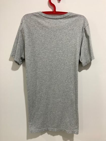 เสื้อยืด LACOSTE แท้ 💯 size L ขนาดอก 21 ยาว 27.5 นิ้ว สภาพใหม่มาก สีเทาทรงสวย เนื้อผ้านิ่มมาก หายากน่าสะสมครับ รูปที่ 5