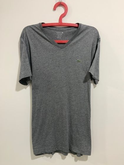 ขาว อื่นๆ แขนสั้น อื่นๆ อื่นๆ เสื้อยืด LACOSTE แท้ 💯 size L ขนาดอก 21 ยาว 27.5 นิ้ว สภาพใหม่มาก สีเทาทรงสวย เนื้อผ้านิ่มมาก หายากน่าสะสมครับ