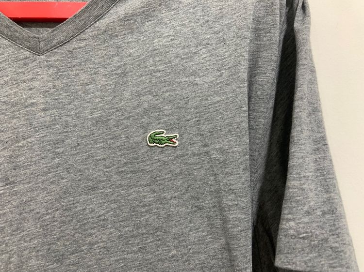 เสื้อยืด LACOSTE แท้ 💯 size L ขนาดอก 21 ยาว 27.5 นิ้ว สภาพใหม่มาก สีเทาทรงสวย เนื้อผ้านิ่มมาก หายากน่าสะสมครับ รูปที่ 2