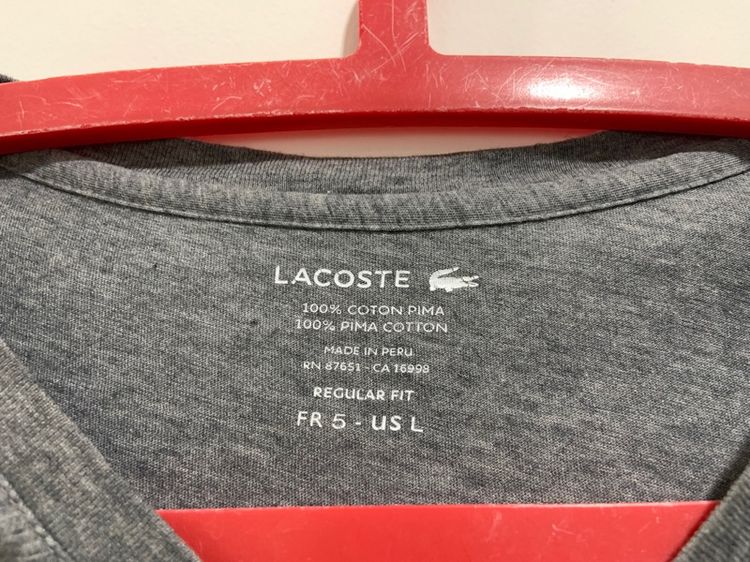 เสื้อยืด LACOSTE แท้ 💯 size L ขนาดอก 21 ยาว 27.5 นิ้ว สภาพใหม่มาก สีเทาทรงสวย เนื้อผ้านิ่มมาก หายากน่าสะสมครับ รูปที่ 3